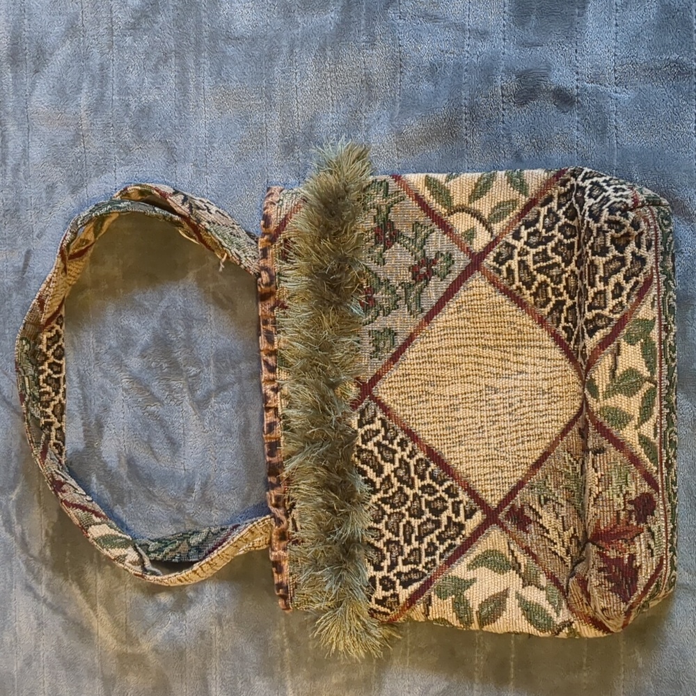 Chic Tapestry Shoulder Bag with Animal Motif - Picture 4 of 16